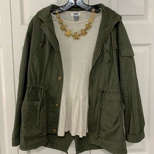 Heathered cream colored shirt w/ ruffle!